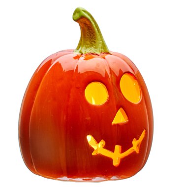 parlak turuncu beyaz arka plan üzerinde izole parlayan delikli Cadılar Bayramı için kabak