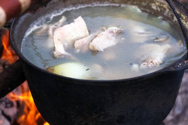 çorba ateşte tencerede kaynatın