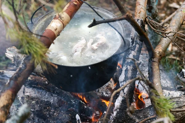 çorba ateşte tencerede kaynatın