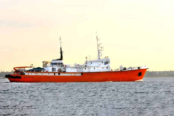 Ship with the red Board side view — Stock Photo, Image