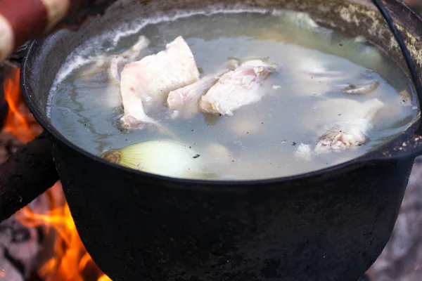 çorba ateşte tencerede kaynatın