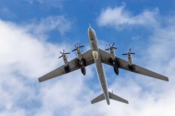 Стратегический бомбардировщик в небе — стоковое фото