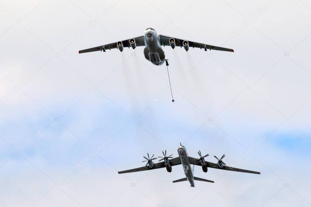 refueling aircraft in the air