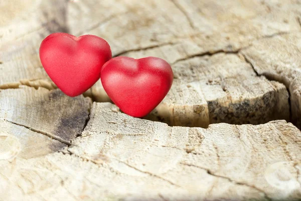 Glad Alla hjärtans dag röda hjärtan på trä bakgrund. Plats för text — Stockfoto