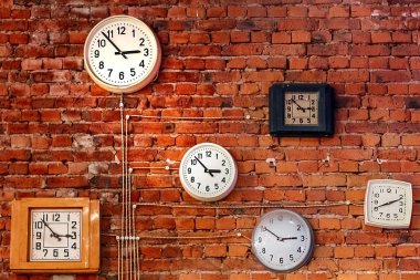 bir sürü farklı saatler bir tuğla duvar