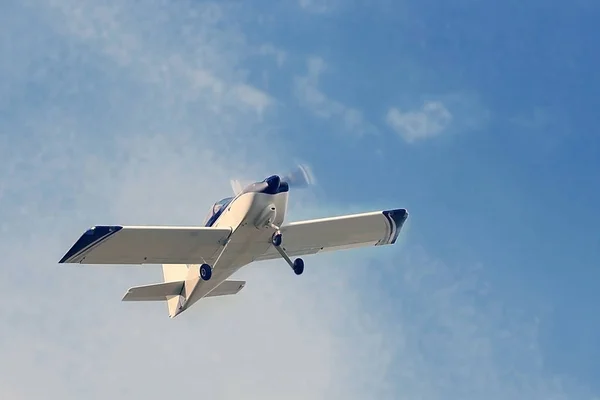 Moderne eenmotorige kleine vliegtuigen opstijgen op de achtergrond van blauwe hemel — Stockfoto