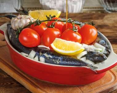 uskumru domates zeytin yağı ile akar