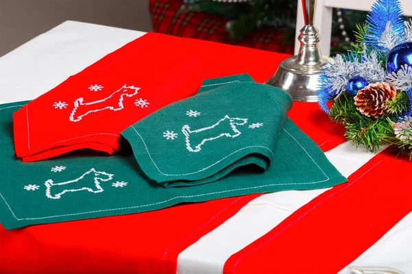 Napkins with the image of a dog lying on a red tablecloth.  New year, Christmas. — Stock Photo, Image