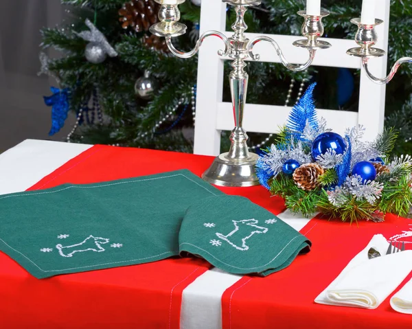 Napkins with the image of a dog lying on a red tablecloth.  New year, Christmas. — Stock Photo, Image