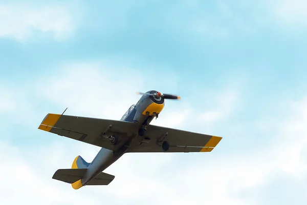 Ретро гвинт літак займає площину, фон неба — стокове фото