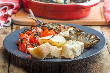 uskumru Közlenmiş domates ve ahşap zemin üzerine ekmek ile. 