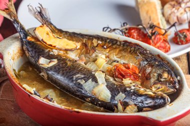 uskumru Közlenmiş domates ve ahşap zemin üzerine ekmek ile. 