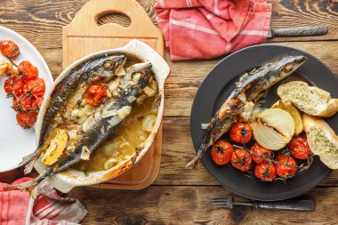 uskumru Közlenmiş domates ve ekmek ahşap arka plan üzerinde. Üstten Görünüm.