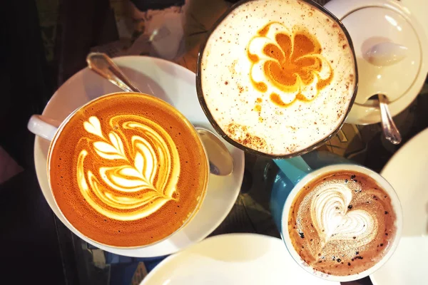컵 커피 거품 심장 모양 — 스톡 사진