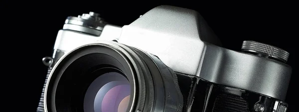 Вінтажна камера ізольована на чорному фоні — стокове фото