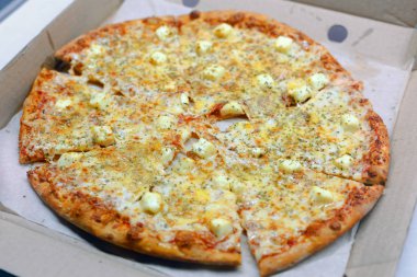 Pizza bir kutu içinde parçalar halinde kesilmiş