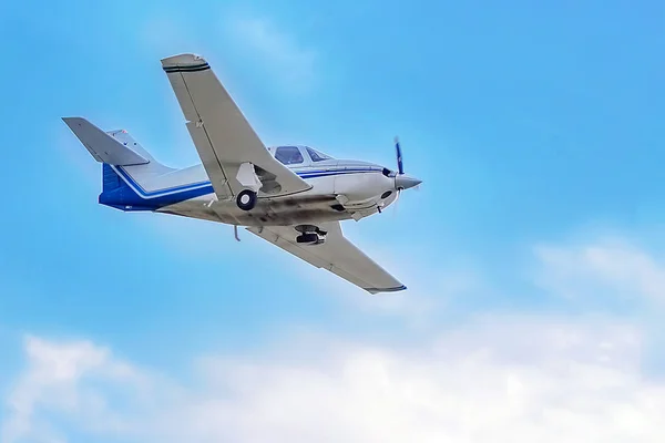 Een eenmotorig vliegtuig op blauwe hemelachtergrond — Stockfoto