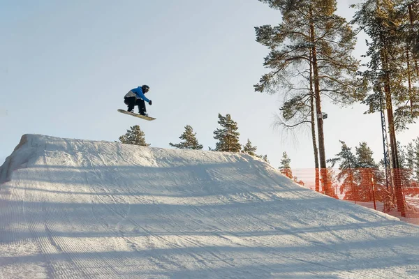Snowboard pulando em um trampolim — Fotografia de Stock