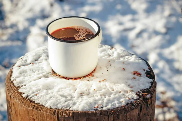 Vino caliente en una copa blanca en la nieve — Foto de Stock