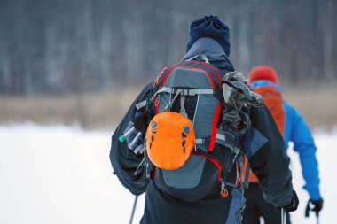 Gezgin bir sırt çantası ile mans. Kış. kurtarma ekipleri, kayakçılar, turist sütun ileriye gitmek.