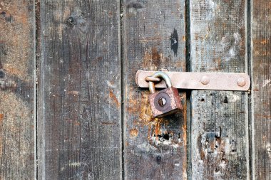 Ahşap kapı üzerinde eski paslı asma kilit