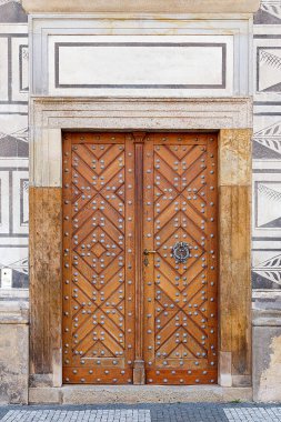 Ahşap kapı kolu halka ve demir perçin ile