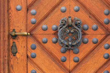 Yüzük tanıtıcı bir harpy ahşap bir kapı ile