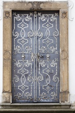 Antika demir kapı süsleri ile.