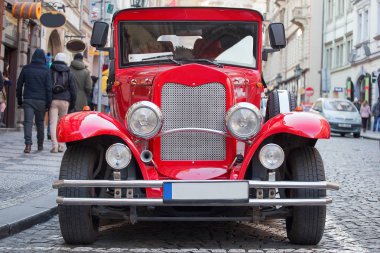 Çek Cumhuriyeti, Prag, eski model araba kırmızı 26.02.2018-Front görünümünü.