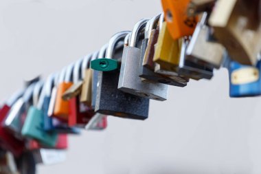 Köprüde bir sürü asma kilit asılı. Kavram sonsuz aşkı temsil eder.