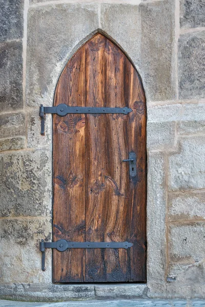 Puerta medieval de madera con bisagras de hierro —  Fotos de Stock