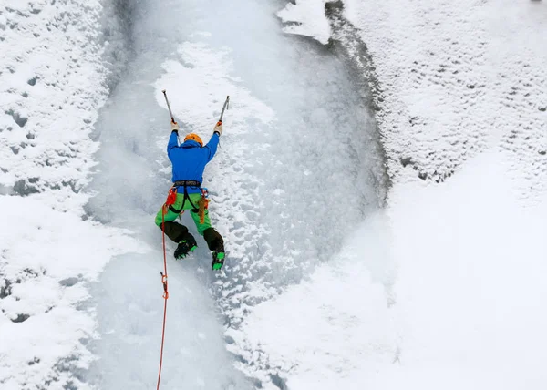 Ροκ ορειβάτης ανεβαίνει παγωμένου καταρράκτη. — Φωτογραφία Αρχείου