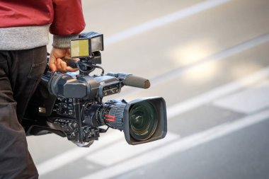sokakta onun profesyonel video kamera tutan kameraman. Sosyal çevre, filme, haber kaynağı, film kameraman operatörü