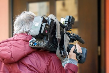 sokakta profesyonel video kamera kullanarak kameraman