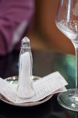 Restoranda bir plaka üzerinde kontrol