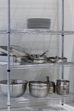 Raf üzerinde profesyonel tencere