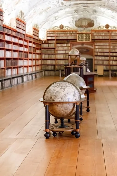 Globos astronómicos en la sala teológica de la antigua biblioteca de Strahov — Foto de Stock