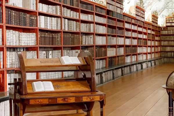 Salón teológico de la famosa biblioteca antigua en Strahov — Foto de Stock