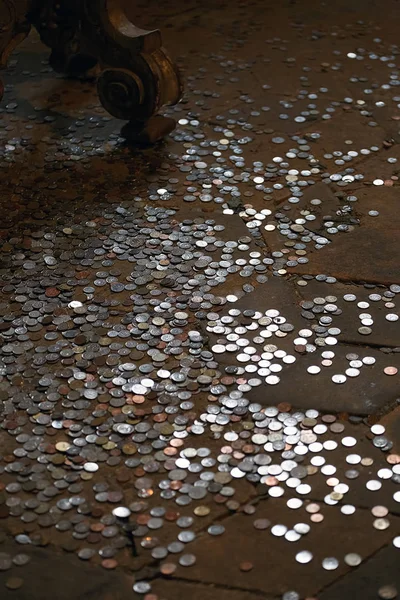 Много монет на полу — стоковое фото