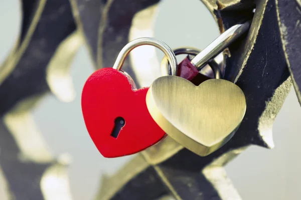 Två lås i form av ett hjärta hängande. — Stockfoto