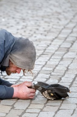 Prague, Çek Cumhuriyeti, 26.02.2018: dilenci yalvarıyor dizlerinin üzerinde yalvarıyor 