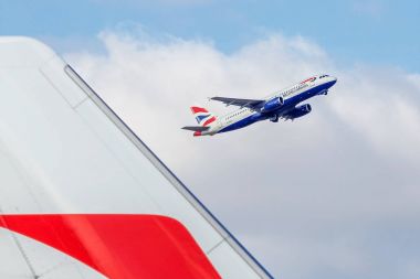 Prag, Çek Cumhuriyeti, 26.02.2018: Uçağın gökyüzüne karşı kapalı alır. British Airways uçak