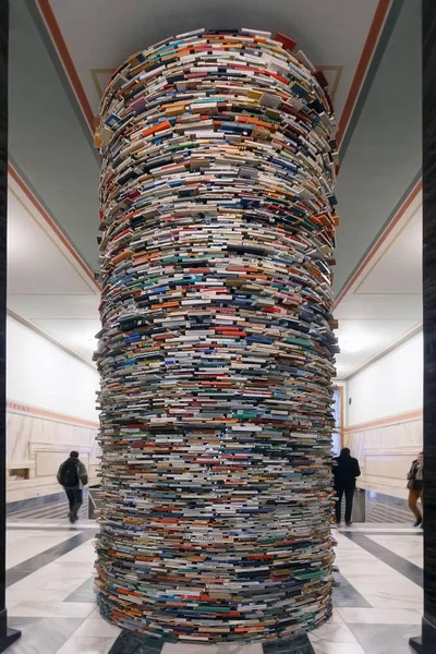 Praga, República Checa, 26.02.2018: Fondo de pila de libros. muchos libros apilados . — Foto de Stock