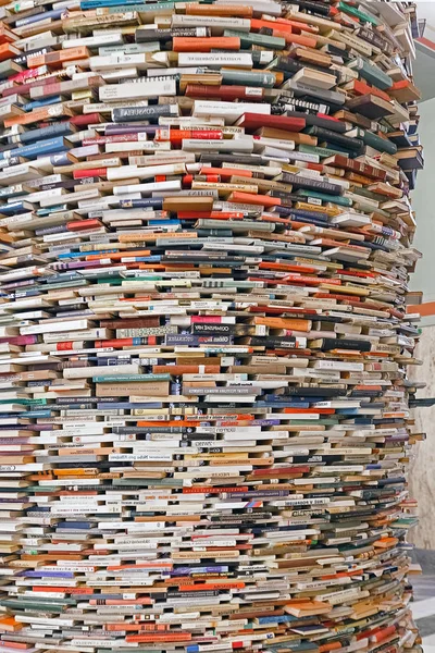 Praga, República Checa, 26.02.2018: Fondo de pila de libros. muchos libros apilados . — Foto de Stock