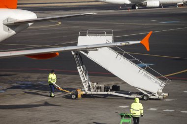 Merdiven uçak besleniyor