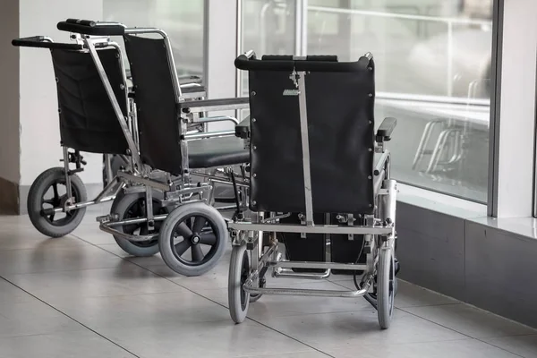 As cadeiras de rodas estão à janela. — Fotografia de Stock