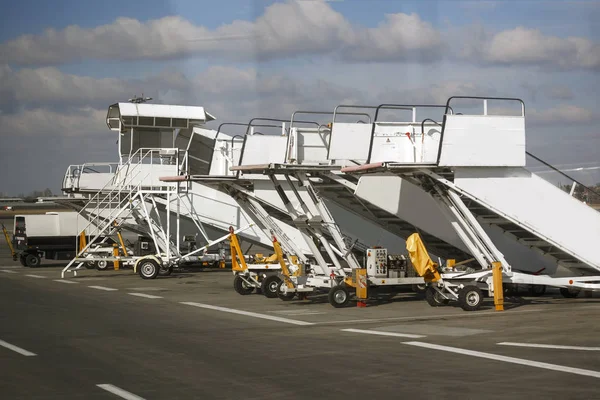 Escaleras para el avión de pie en fila en el aeropuerto —  Fotos de Stock