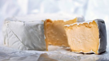 Camembert peyniri beyaz arka plan üzerinde blueberry ile parçası