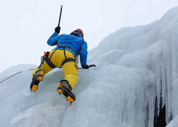 Ροκ Ορειβάτης Ανεβαίνει Παγωμένου Καταρράκτη — Φωτογραφία Αρχείου