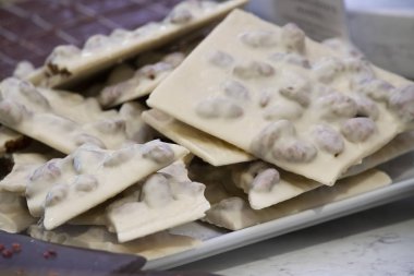 Tezgahında fındık olan beyaz çikolata.